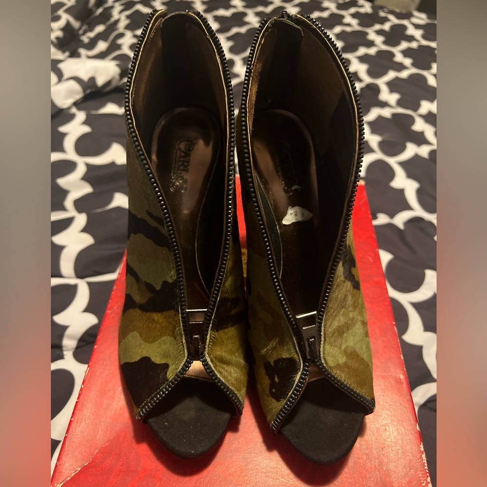 Camouflage open tow bootie heel. Great condition. Only worn two times.